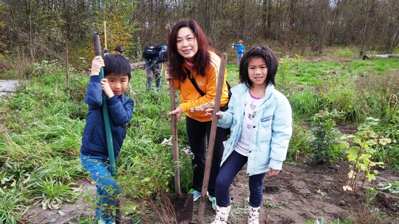 PacificParkland's tweet image. Thank you to the @EarthRangers for helping out with EcoBlitz 2016! Over 350 plants, shrubs and trees were planted! #environment #parks