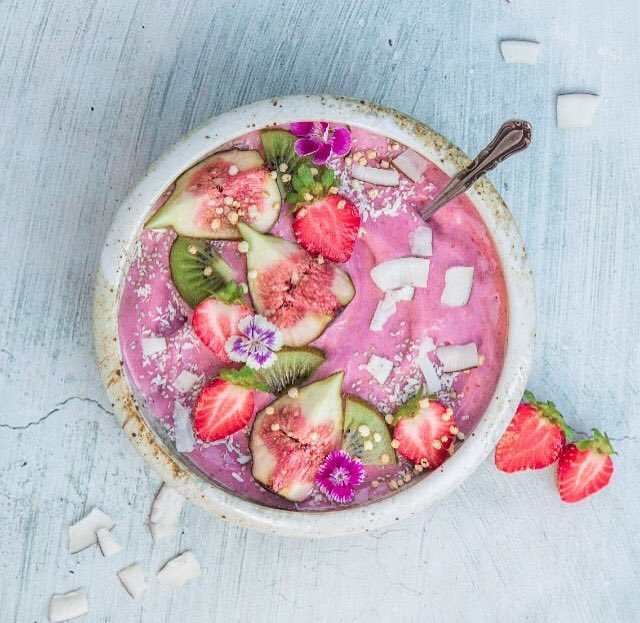 Lovingdaaliyah's tweet image. More vegan bowl inspiration 🍉🍉🍉🍒🍒🍒🍒🍓🍓🍓🍓🍌🍌🍌 by choosingchia on Instagram. ✨✨✨✨✨✨ #vegan #veganinspiration #smoothiebowl #veganism #nicecream