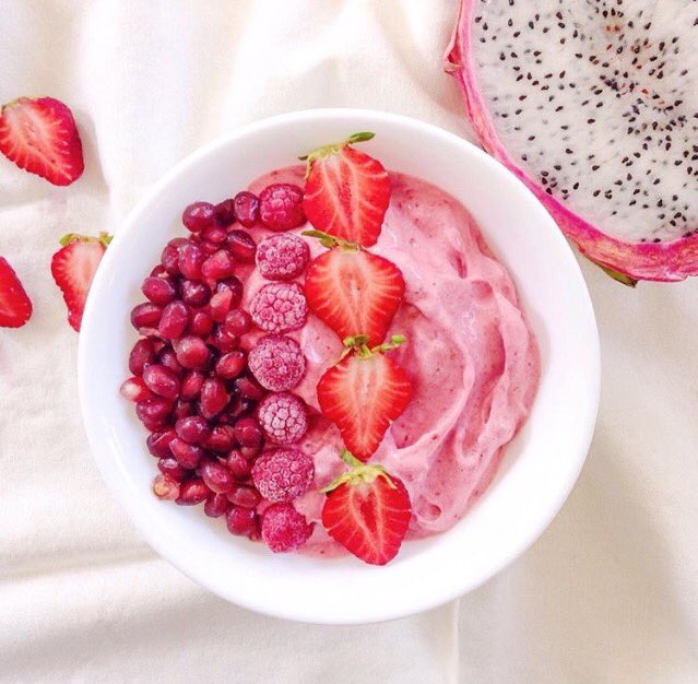 Lovingdaaliyah's tweet image. More vegan bowl inspiration 🍉🍉🍉🍒🍒🍒🍒🍓🍓🍓🍓🍌🍌🍌 by choosingchia on Instagram. ✨✨✨✨✨✨ #vegan #veganinspiration #smoothiebowl #veganism #nicecream