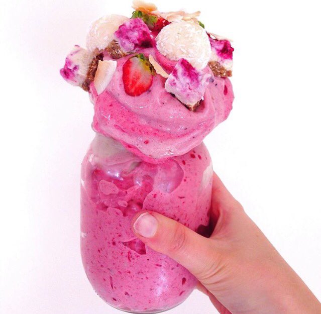 Lovingdaaliyah's tweet image. More vegan bowl inspiration 🍉🍉🍉🍒🍒🍒🍒🍓🍓🍓🍓🍌🍌🍌 by choosingchia on Instagram. ✨✨✨✨✨✨ #vegan #veganinspiration #smoothiebowl #veganism #nicecream