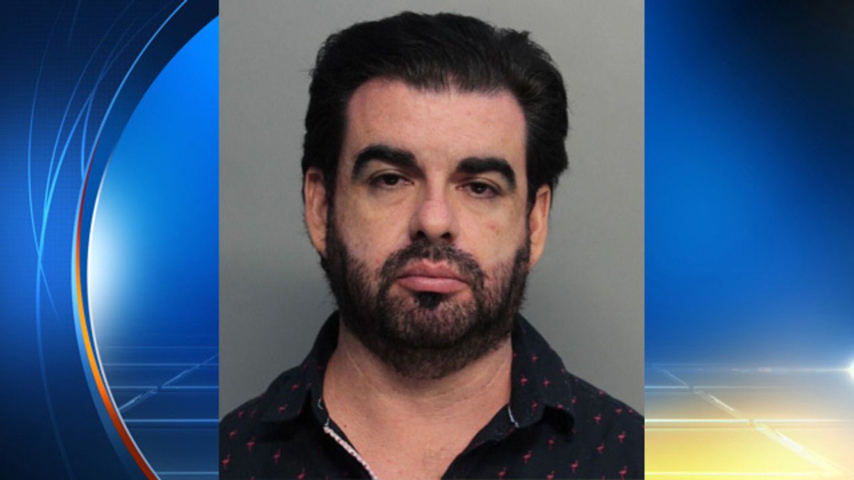 Miami Beach man arrested after secretly recording foreign students he had rented a room bit.ly/2ebRbyU?utm_me… https://t.co/5gLeQGcxxx