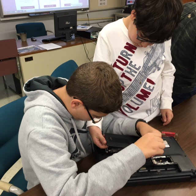 LauraOakes31's tweet photo. Another fun day in Computer Club. #deconstructing #coding #reinventing #macopin @Macopin_AP https://t.co/ezvfCH8oWP