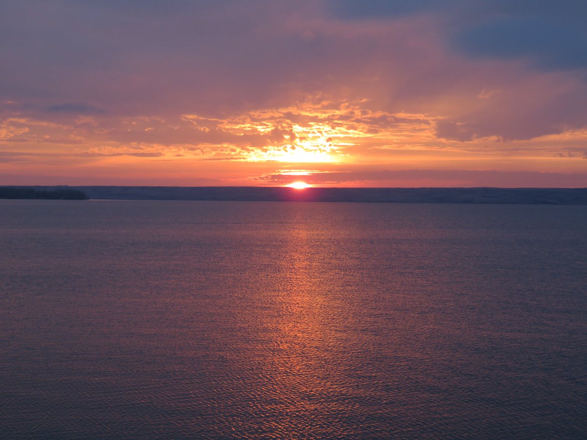 sask_plv's tweet photo. In case u missed it...lst nite's #sunset over #LakeDiefenbaker! See you nxt spring for a gr8t summer filled with #houseboating #fun! #SWSask https://t.co/TjbWfegdkc