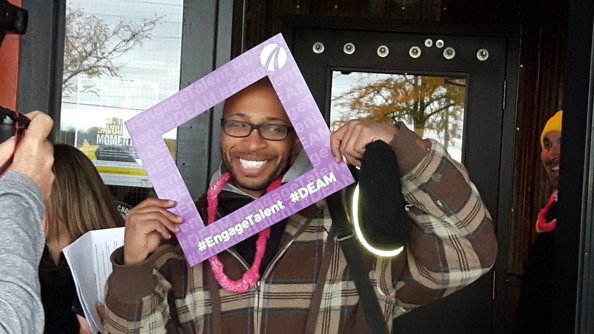 LiveWorkPlay's tweet photo. Huge smiles here @WORKSBURGER Barrhaven! Free burgers as we celebrate #DEAM #EngageTalent @JumpOttawa @odenetwork https://t.co/pnSuYWpCgp