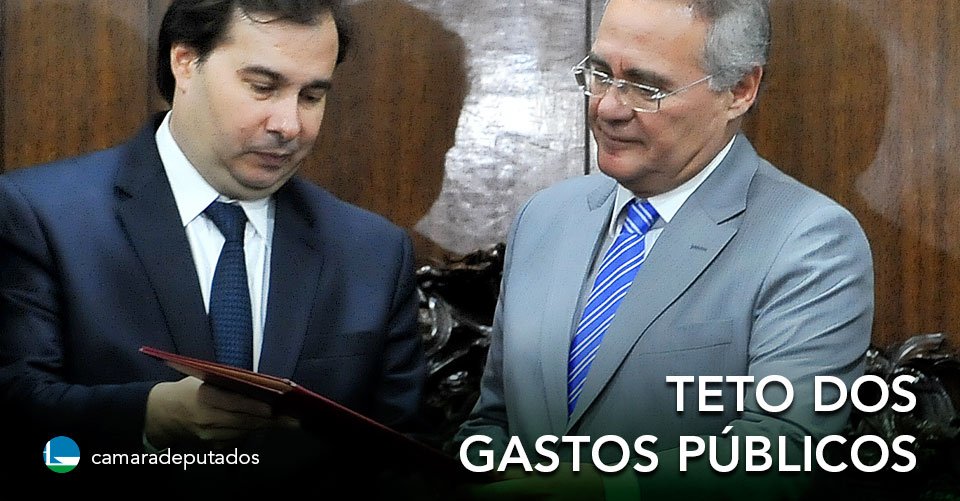 camaradeputados's tweet photo. Rodrigo Maia entrega a Renan Calheiros o texto aprovado da PEC do Teto dos Gastos Públicos. https://t.co/2Tpkbskqhc https://t.co/yaH4ZQu9je