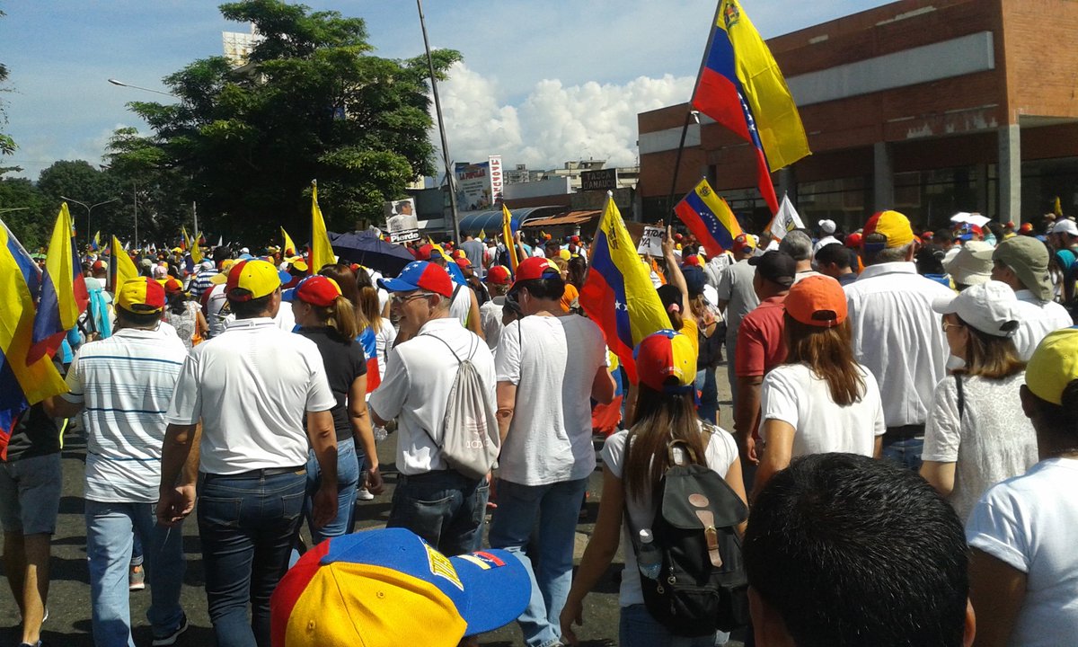 canelones100's tweet photo. #LaTomaDeVenezuela #Valencia #Carabobo #Corpoelec #26Oct #RevocaloYa #RevocatorioYA #Revocatorio2016 #RevocatorioEnLaCalle #Revocatorio https://t.co/y2mu5fzY7X