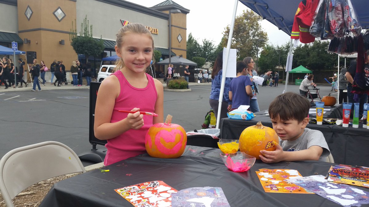 jmartin8669's tweet photo. @katiecouric #NationalPumpkinDay @Phoenix4Freedom Free pumpkin giveaway and decorating for the kiddos at Costumes4Kids #custompumpkins https://t.co/GBgjaTTZgF