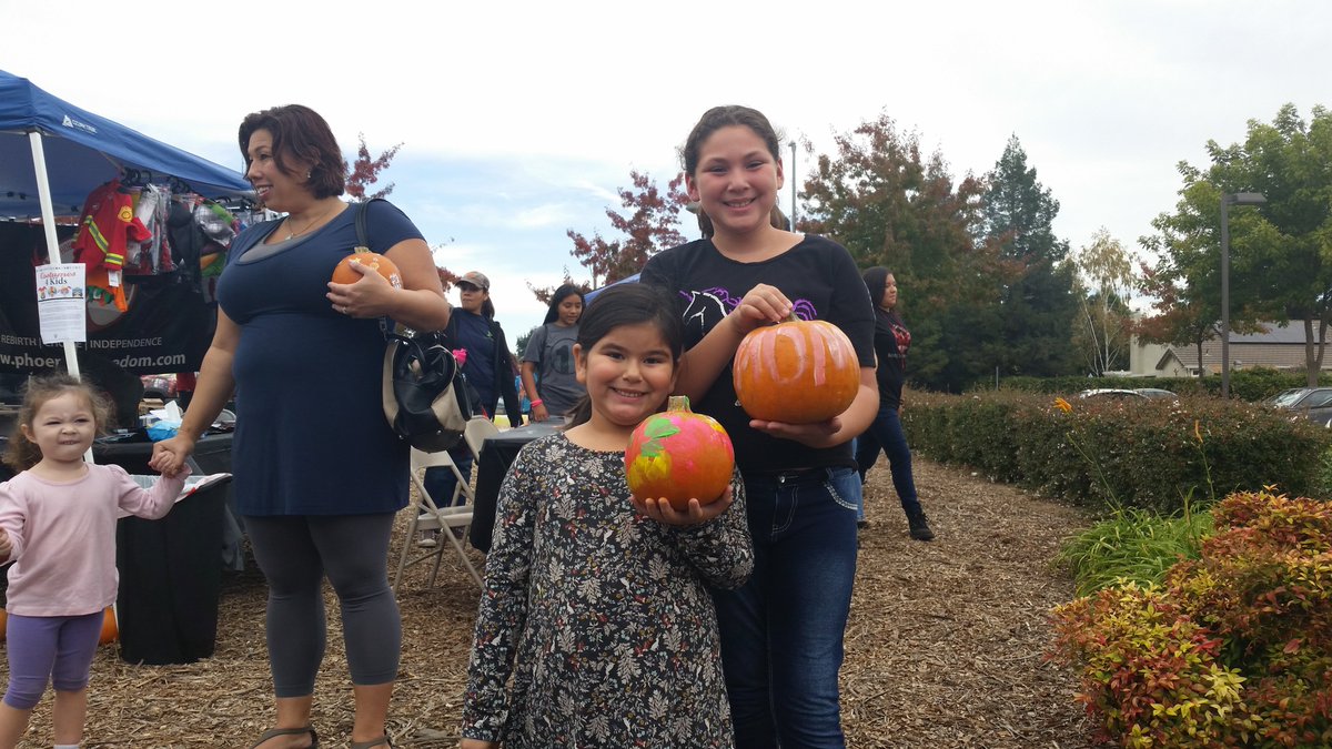 jmartin8669's tweet photo. @katiecouric #NationalPumpkinDay @Phoenix4Freedom Free pumpkin giveaway and decorating for the kiddos at Costumes4Kids #custompumpkins https://t.co/GBgjaTTZgF