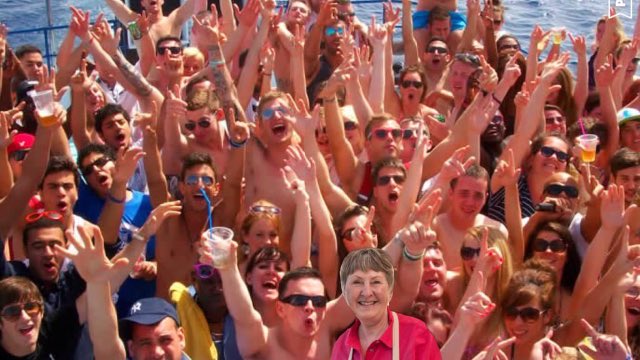 It looks like Val is having an absolutely cracker in Ayia Napa. #GBBOFinal #ChinChin https://t.co/ZU6DlRwcF3