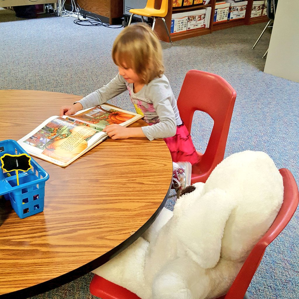 ststingers's tweet image. Reading by jack-o-lantern light! Spooktacular!  #mightycardinals