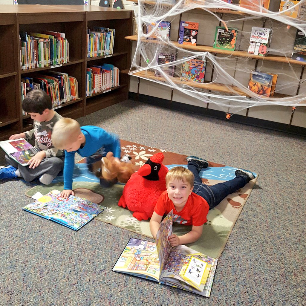 ststingers's tweet image. Reading by jack-o-lantern light! Spooktacular!  #mightycardinals