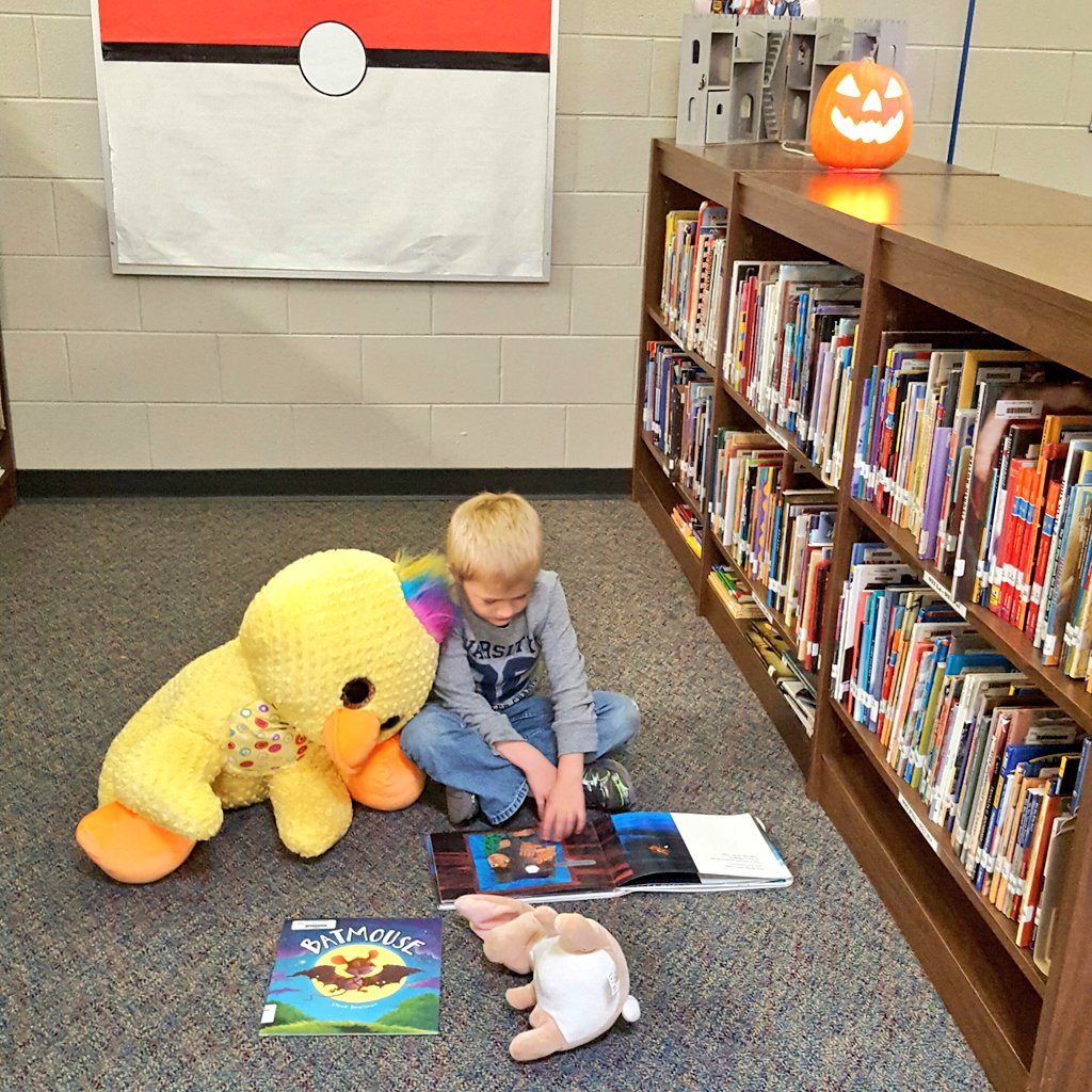 ststingers's tweet image. Reading by jack-o-lantern light! Spooktacular!  #mightycardinals