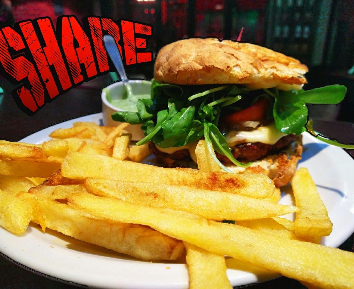 SHARERESTOBAR's tweet photo. Nueva Hamburguesa Deluxe! No la pusimos en la carta.. si realmente la querés, pedila!!! #hamburguesa #casero #share https://t.co/GAE2PschSI
