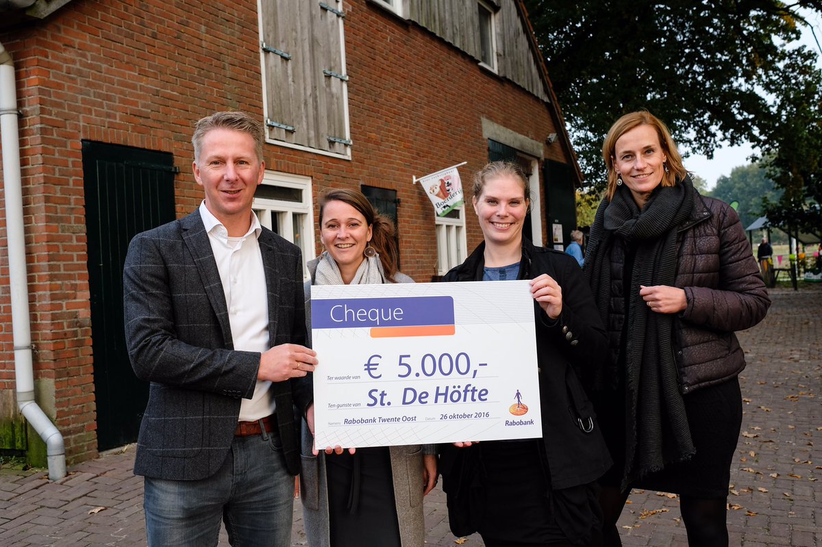 marcel_wijnen's tweet photo. Vanmiddag cheque overhandigd aan @DeHofte voor nieuw Duurzaamheidsplein. Ga ook eens een kijkje nemen! #trots #duurzaamheid @RaboTwenteOost https://t.co/dXUHXhEkU1