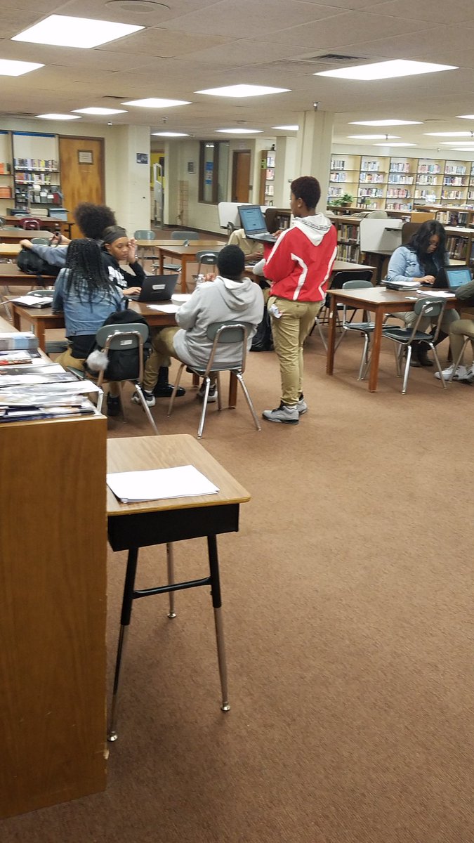 e_datwaoc214's tweet photo. Suitland HS Seniors engaged in application process during the Maryland College Application Campaign #MDCollegeStrong @pgcps @SuitlandHigh1 https://t.co/Anfmlk2Na2