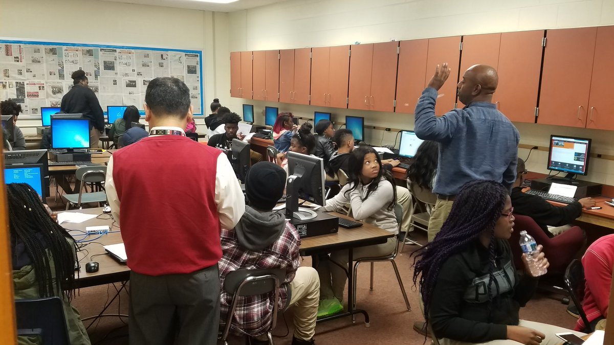 e_datwaoc214's tweet photo. Suitland HS Seniors engaged in application process during the Maryland College Application Campaign #MDCollegeStrong @pgcps @SuitlandHigh1 https://t.co/Anfmlk2Na2