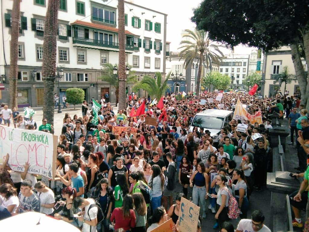 syndicalisms's tweet photo. #Spain: Hundreds of thousands of students in dozens of cities went on strike today against neoliberal education reforms. #NoALaRevalida https://t.co/cJlbJvc7ld
