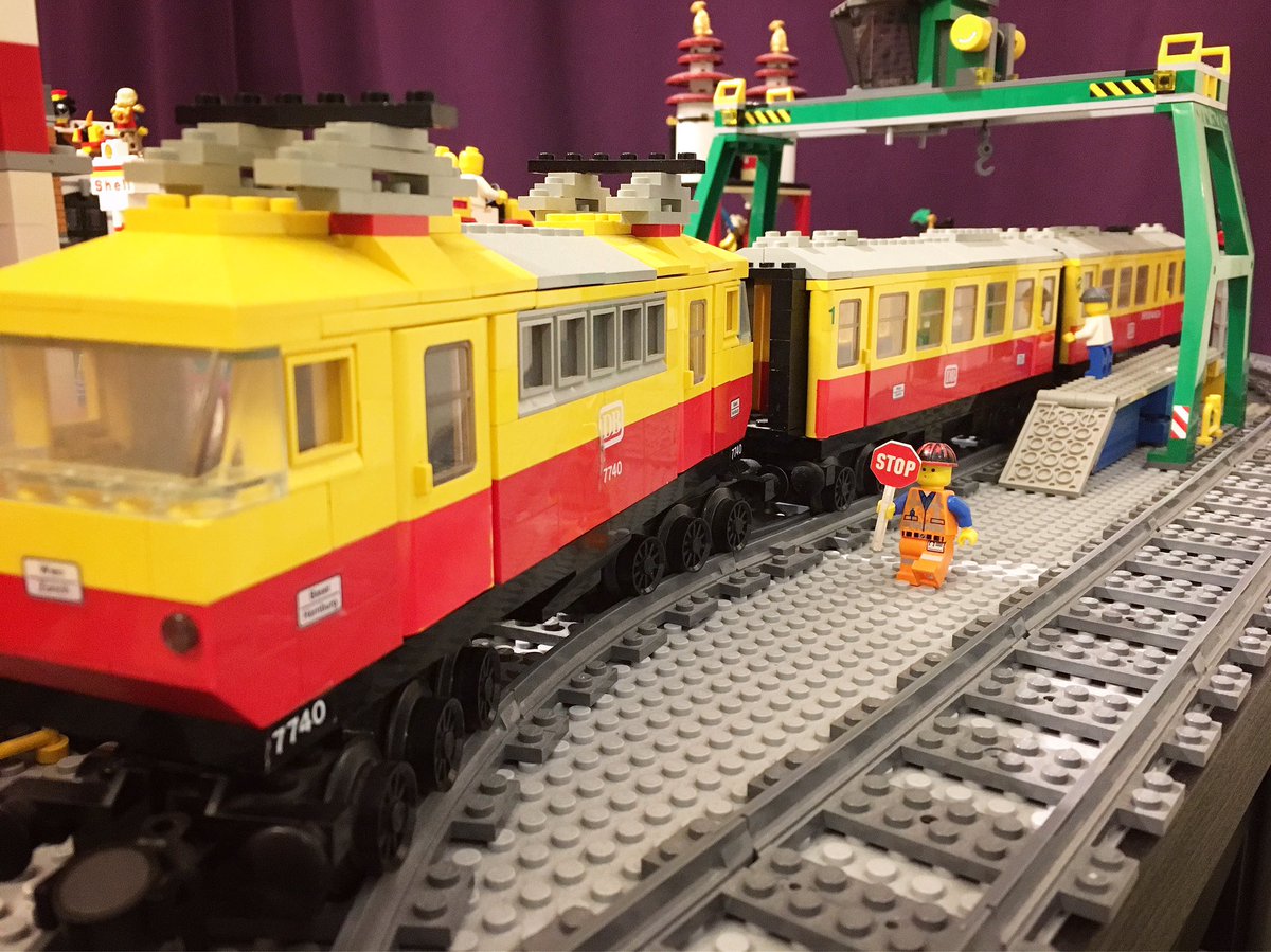 svenglego's tweet photo. My lovely old 80s train #retrolego #lego #legotrain #legocity #retro #legoretro #legomoc #legominifigures #train #afol #legophotography https://t.co/V75LoW4mHF