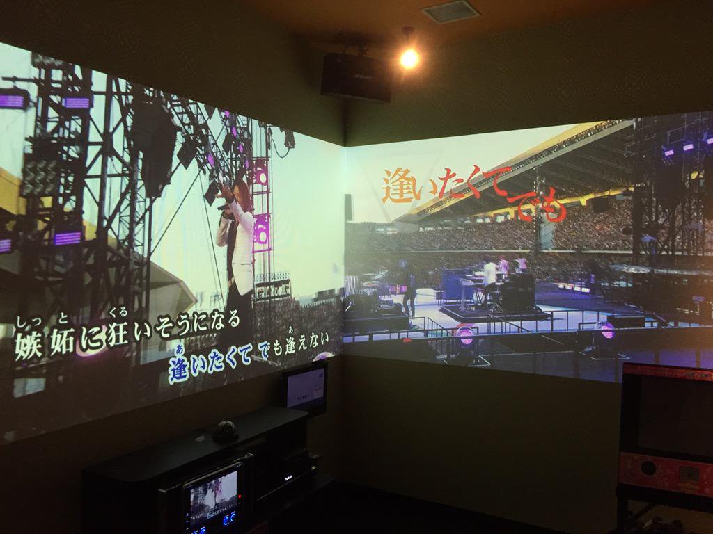 ラウンドワン草加店 Twitterissa カラオケのデュアルモニタールームが凄い まるでライブスタジアムのごとき音です というか 音を浴びる という表現が正しいでしょう スピーカーの音の出し方も今までと違い 後ろから前からも音が感じます 気になるでしょ