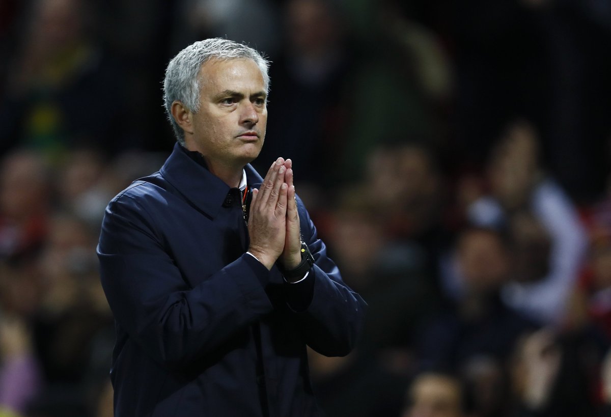 Tottenham Coach Mourinho Gives Pep Talk to a Team