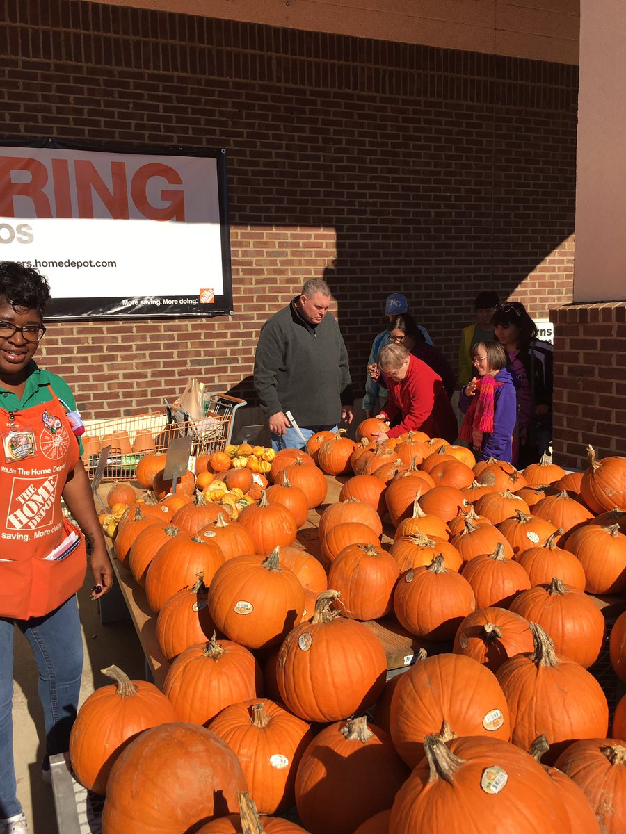 ShirelleHD3603's tweet photo. Check out FES @JenniferRochel2  Building Relationships with our community ! Proud to be apart of her team 💕 #D90 . #Pumpkins4everyone https://t.co/9hsNAohTj7