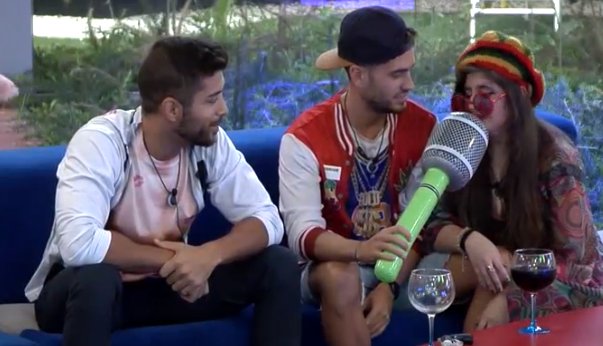 granhermano's tweet photo. Alain le dice a Noe, que antes de entrar al programa (juegan con el mega micrófono a que están en la tele), se fumó un canuto 'así'. https://t.co/8mIjE5ynos