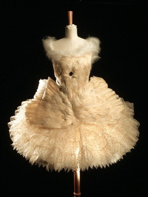 FlapperCloche's tweet photo. SWAN—Glide gracefully. #1920s @MSUMuseum    

Leon Bakst, costume for Anna Pavlova for "The Dying Swan," 1905; Pavlova wearing costume, 1928 https://t.co/9vDmu6t20v