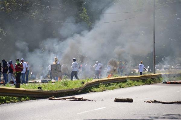 VENPRENSA's tweet photo. #AlMomento : Enérgicas protestas se viven a esta hora en Mañongo municipio Naguanagua del estado Carabobo, manifestantes lanzan objetos https://t.co/l4RVHbp3z4