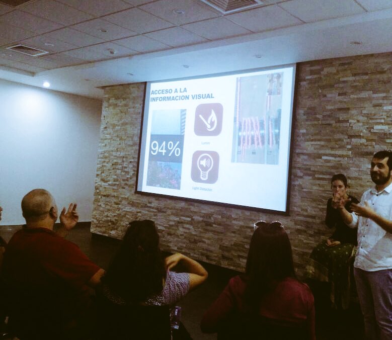 FTMovistarCL's tweet photo. Asistentes con discapacidad presentes en la charla de #CEDETI asombrados con las aplicaciones móviles gratuitas que podrían ayudarlos 🙌. https://t.co/oI0UrIVFvP