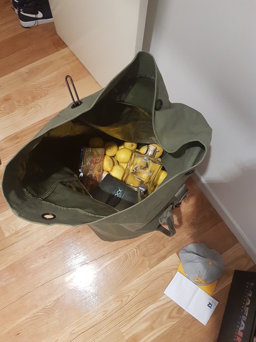 Rubiu5's tweet photo. Me han mandado una bolsa GIGANTE llena de limones y juegos de 2K xDDD Pero que os pasa en la cabeza @2KEspana https://t.co/3OjU3FPgAx