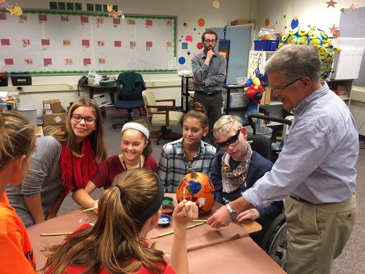 DrRackleyCLSD's tweet photo. Beautiful time with our students painting pumpkins! #bestlifelessons #CCMSStudentLife #FalconPride @CLSD_Schools https://t.co/3JhB8QWkEk