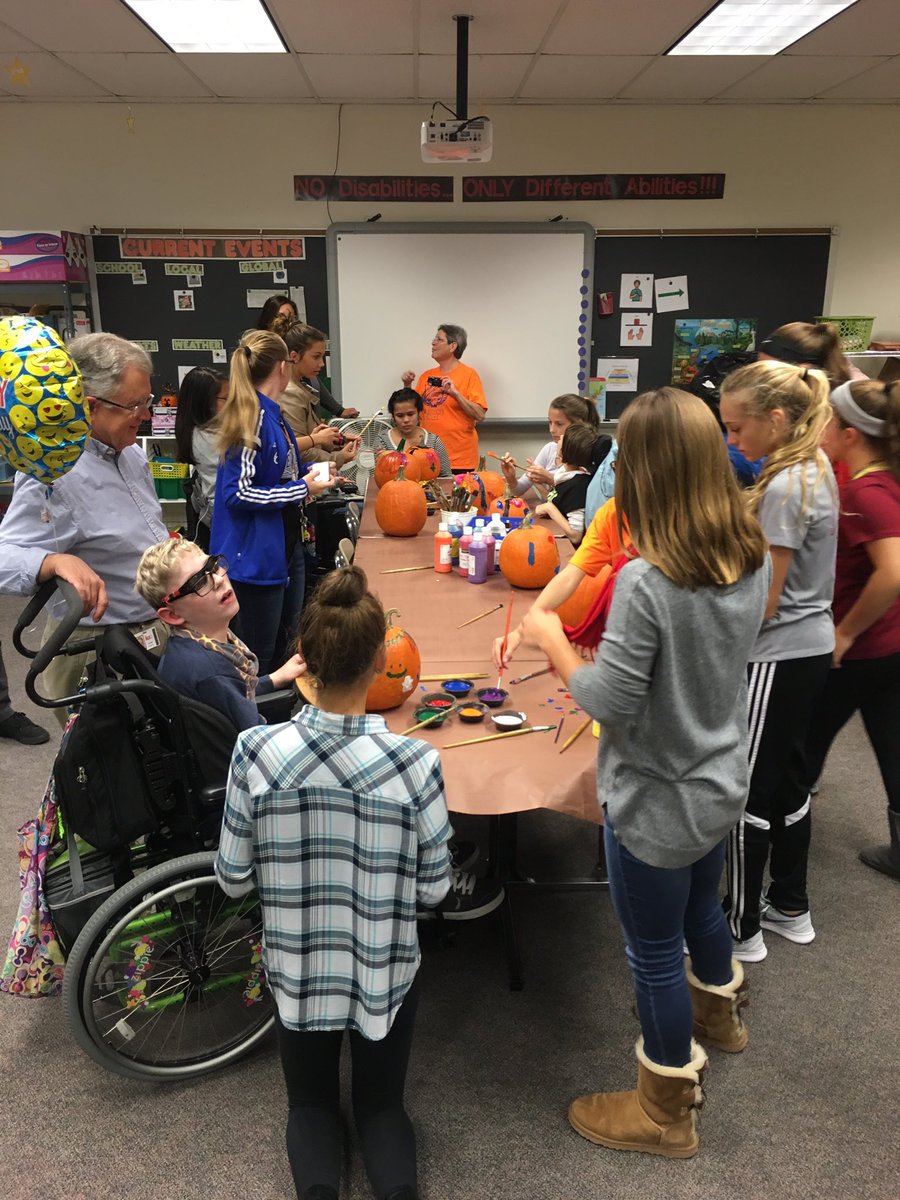 DrRackleyCLSD's tweet photo. Beautiful time with our students painting pumpkins! #bestlifelessons #CCMSStudentLife #FalconPride @CLSD_Schools https://t.co/3JhB8QWkEk