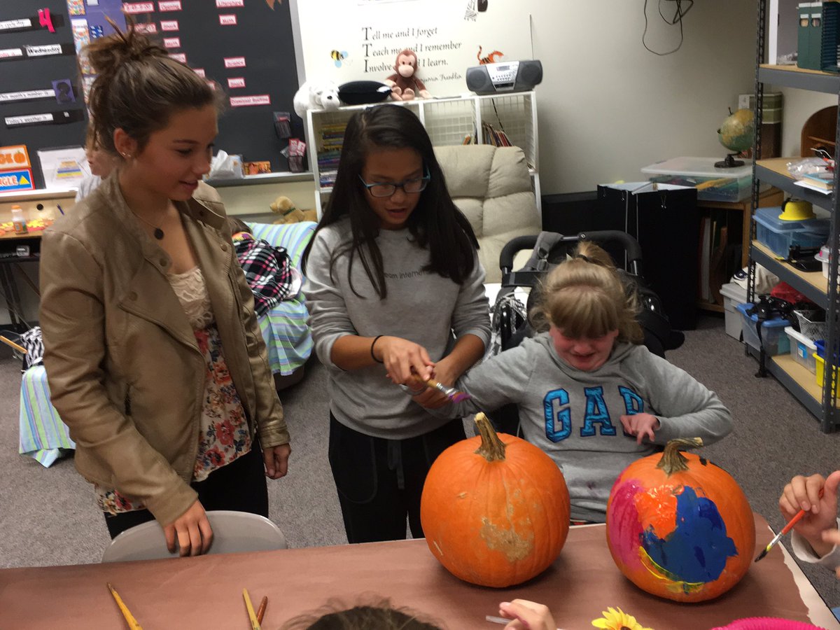 DrRackleyCLSD's tweet photo. Beautiful time with our students painting pumpkins! #bestlifelessons #CCMSStudentLife #FalconPride @CLSD_Schools https://t.co/3JhB8QWkEk