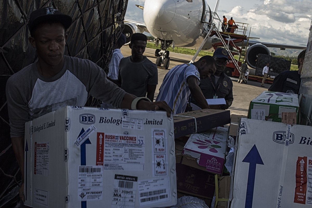 UNHaiti's tweet photo. #Haiti @pahowho received 1 million doses of cholera vaccines to assist the affected by #Matthew through the Ministry of Health @MSPPHT https://t.co/NirGLRIszc