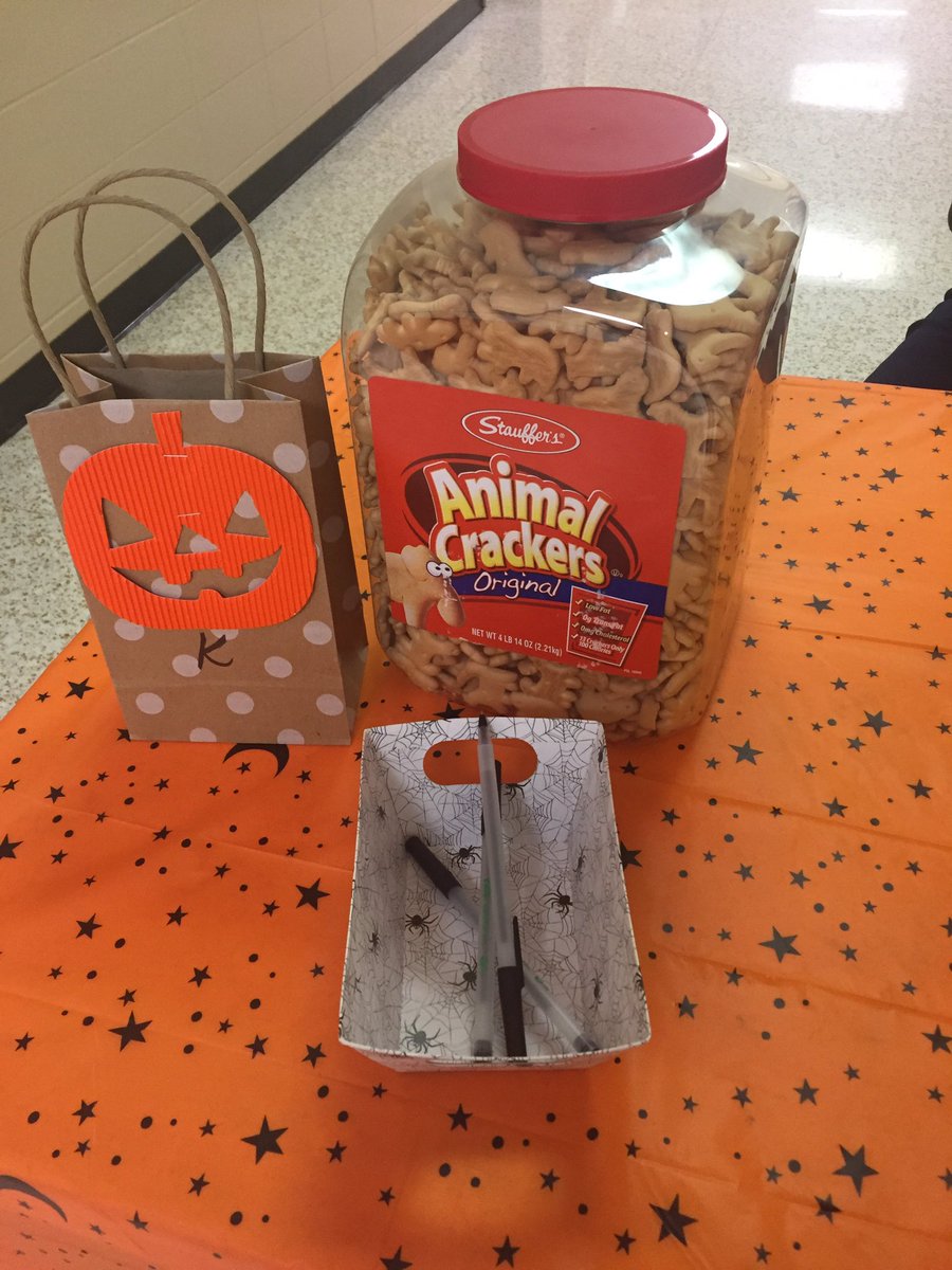 grizfan99's tweet image. Estimation Station at #MonsterMath @RaymondAcademy How many animal crackers? You could win, if you estimate correctly! #raymondmath