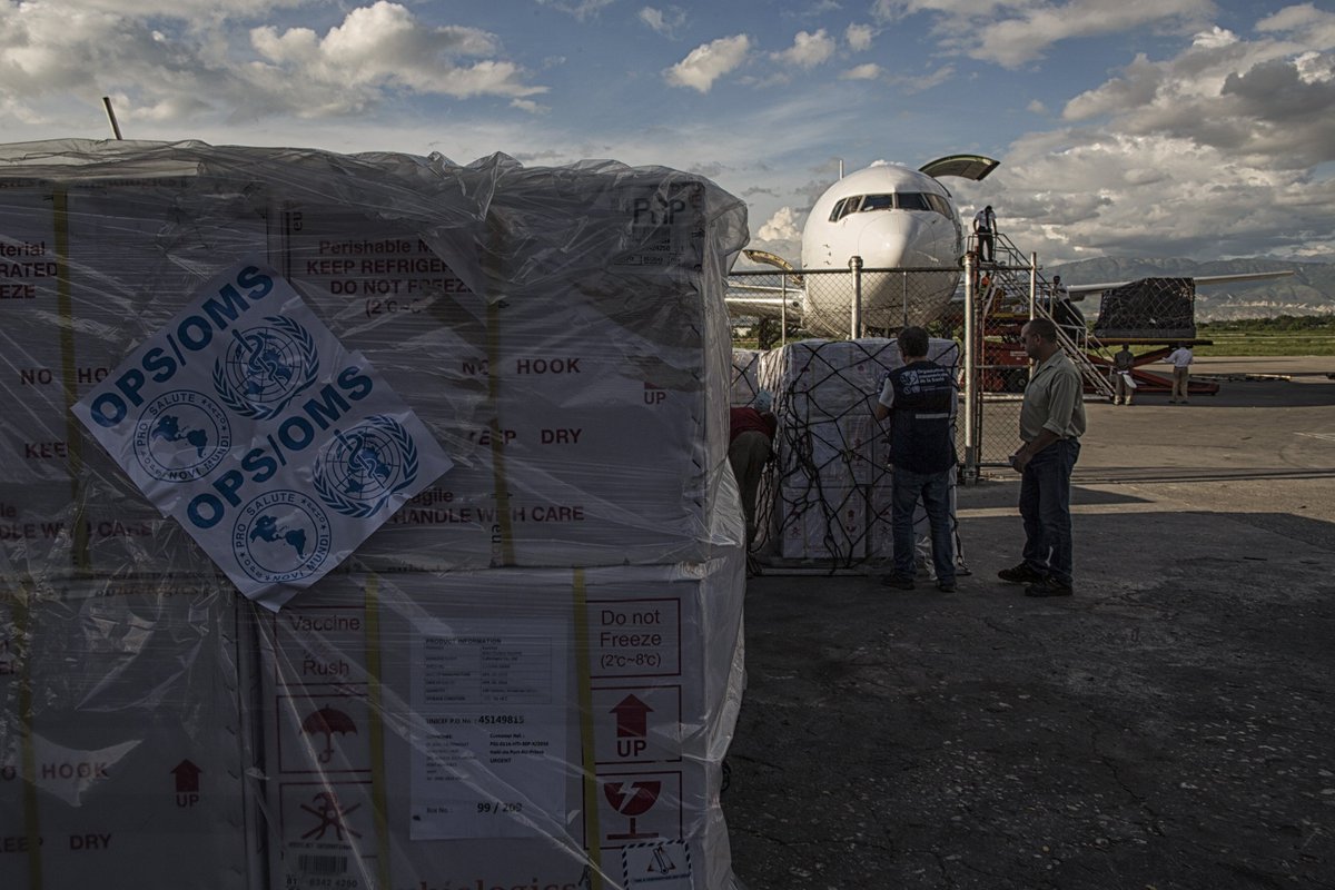 UNHaiti's tweet photo. #Haiti @pahowho received 1 million doses of cholera vaccines to assist the affected by #Matthew through the Ministry of Health @MSPPHT https://t.co/NirGLRIszc