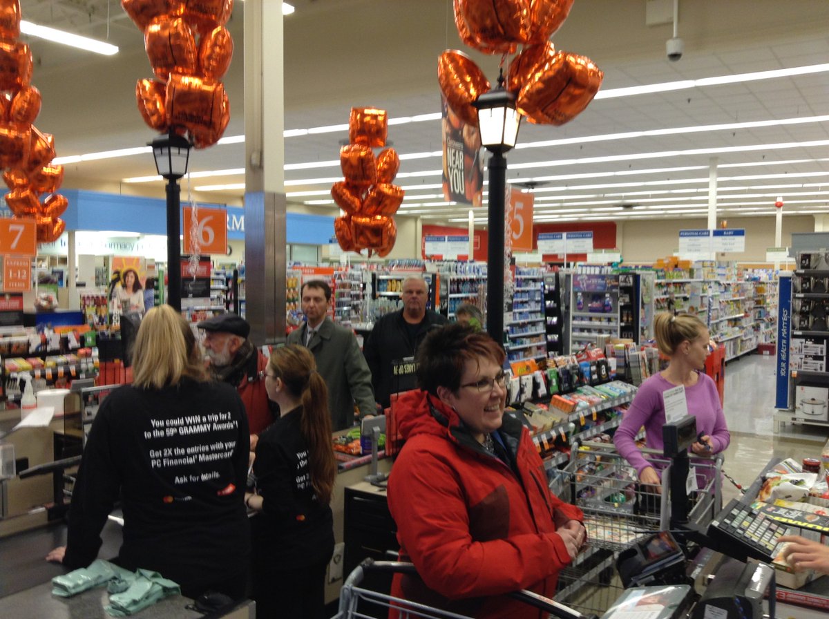 ZehrsHiway's tweet photo. FREE GROCERY GIVEAWAY TODAY FOR THE CUSTOMERS @ZehrsHiway @LoblawsON #MarketMoments #CustomerAppreciation https://t.co/LKkQP4FtBf