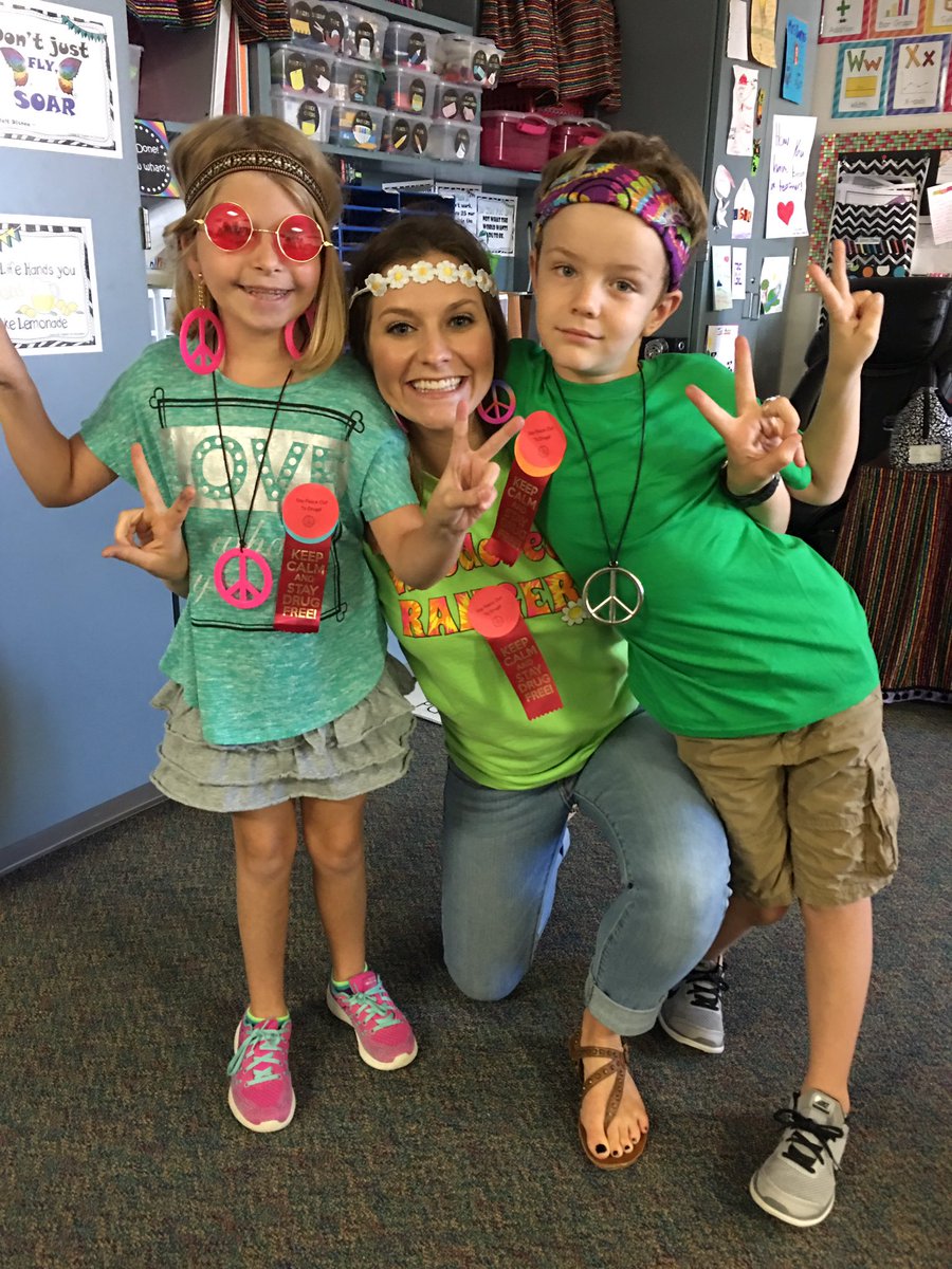 MrsBurns_WCE's tweet photo. Some of my main squeezes that I love dearly. Happy red ribbon week! #wcerangers ✌🏼️🍀🌻 #redribbonweek https://t.co/eql9HkBHC2