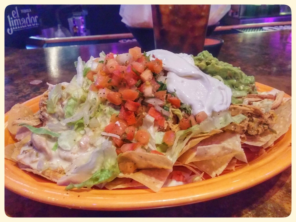 MrModtomic's tweet photo. #Dining @ Rosalita's downtown #StLouis #happyhour. This arrived in less than 3 minutes! #Nachos! https://t.co/9l4pcogGPk