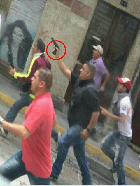 lealtad_siempre's tweet photo. Les quedo muy bien el montaje.. Solo que tiene 6 dedos y con esto pretenden ocultar la violencia de hoy. ¡Falsos! https://t.co/aJUwU9qcUB