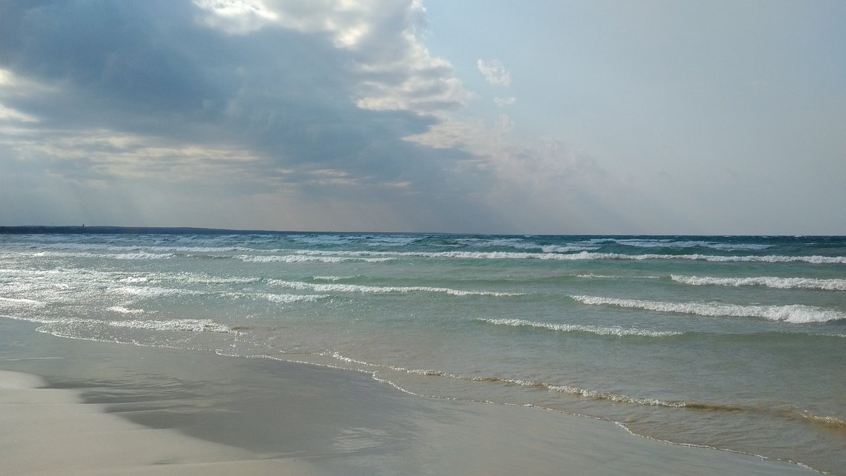 Sandpiperseagul's tweet photo. Fall light at the beach https://t.co/6DfvC5zChs