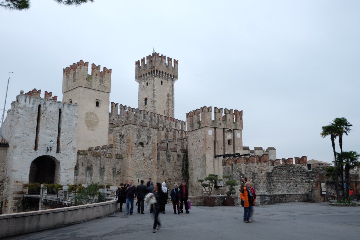 EleBellesini's tweet photo. Sirmione d'autunno.. 👣🍃🍁
@sirmione_sun @LagoGardaPoint https://t.co/uoCrf5e6BR