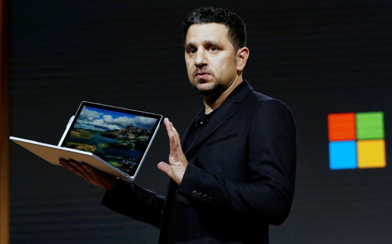 IndiaTodayTech's tweet image. .@Microsoft #SurfaceStudio PC launched for $2,999 at #windows10event 
indiatoday.intoday.in/technology/sto…