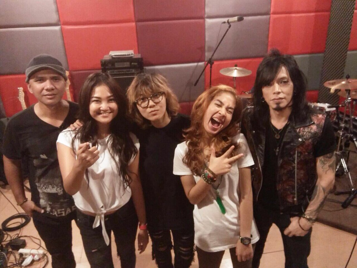 Blue Velvet berkolaborasi dengan DJ Nathalie.

Konser 1000 Band. Main Stage. 30 Oktober 2016. Jam 17.25. ICE BSD.

#BlueVelvet