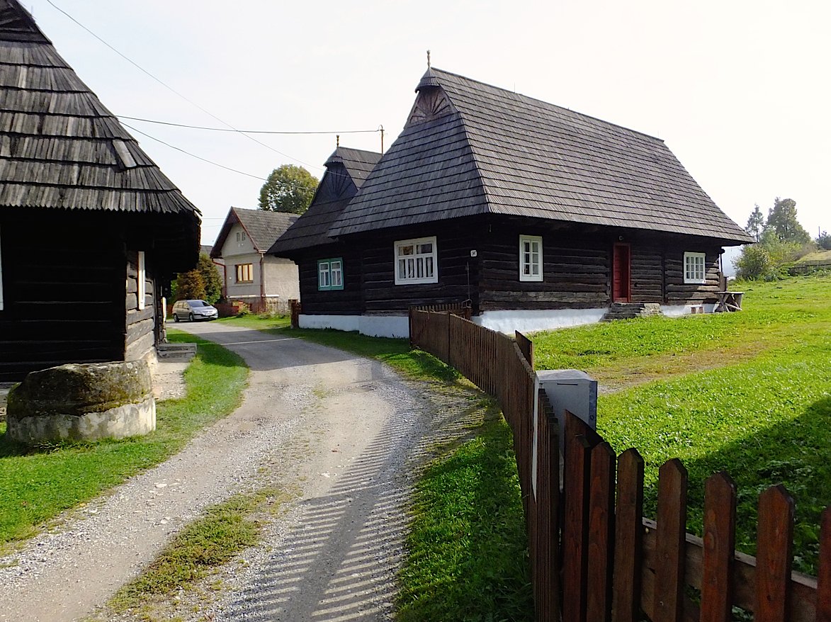スロヴァキア北部を車で移動中、ちょっと変わった風景が目に入ったので、少し一服して写真を撮った。ポドビールという小さな町で、スロヴァキアではこう