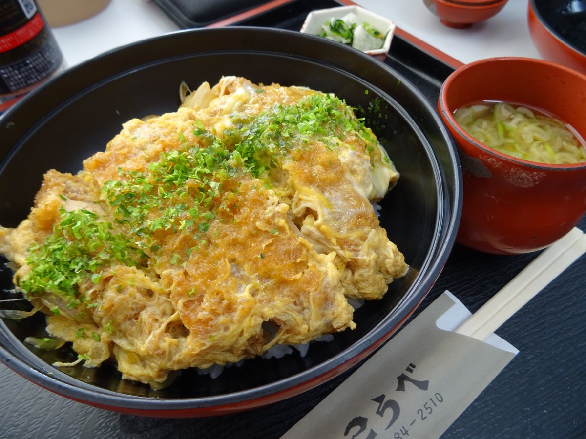 おらんだラジオ 笑助の試食させていただきます 今日は 神戸 さんのカツ丼 やわらかくて分厚いヒレカツとカツオの出汁のつゆ 箸が止まらないーーっ なんと コレ 裏メニューなんだって 長井市民ならおなじみの神戸さん 裏メニューがある