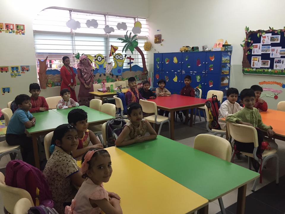 IHSBD1996's tweet photo. #TraditionalDressDay in #Banglaweek at #ITHS Junior Section https://t.co/NHyfnOPCy8