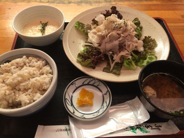 公式 東海ウォーカー編集部 名古屋 矢場町 にある 泰山 でランチ 日替わり定食 800円 をいただきました 木曜は冷やし豚しゃぶです ココはご飯にとろろが付くのがうれしいんですよね 伊藤