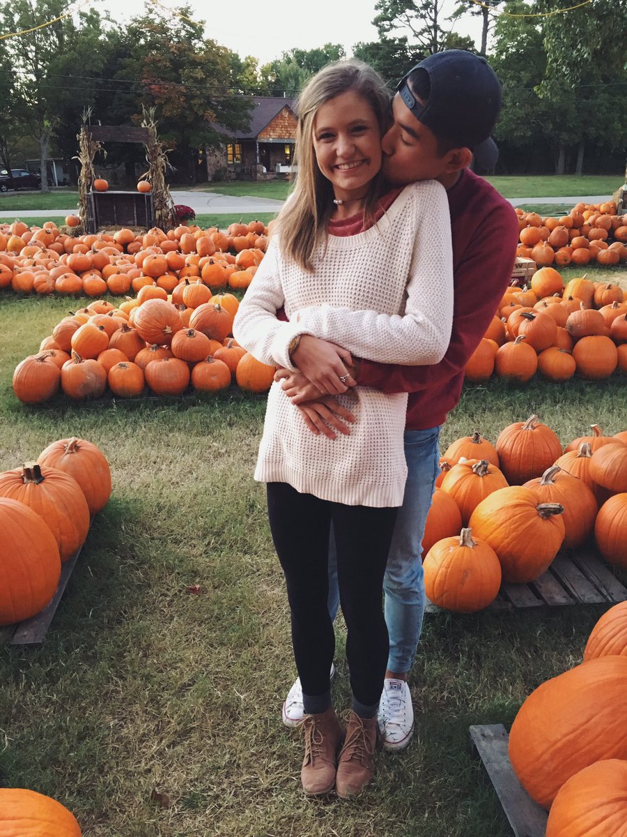 MeganMerlene's tweet photo. because it's national pumpkin day and I enjoy everything about a pumpkin patch https://t.co/f00XmAddCn