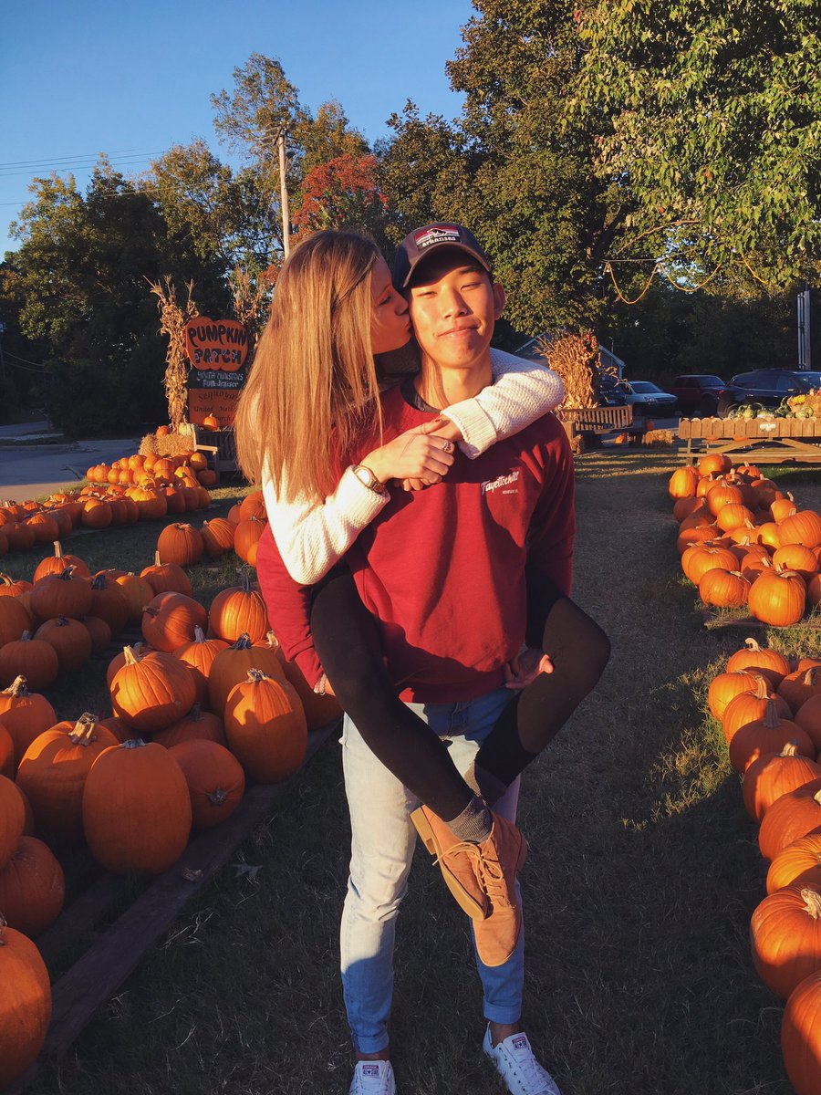 MeganMerlene's tweet photo. because it's national pumpkin day and I enjoy everything about a pumpkin patch https://t.co/f00XmAddCn